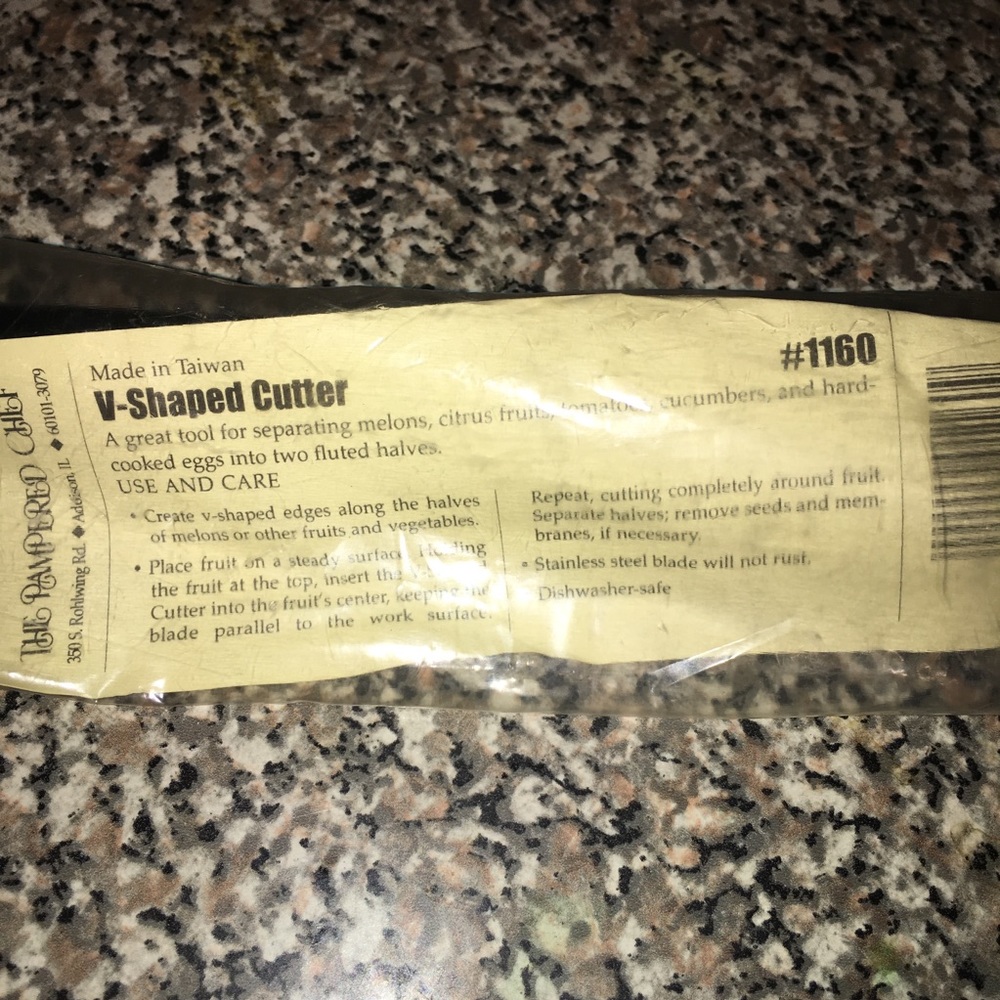 Pampered Chef V shaped cutter #1160